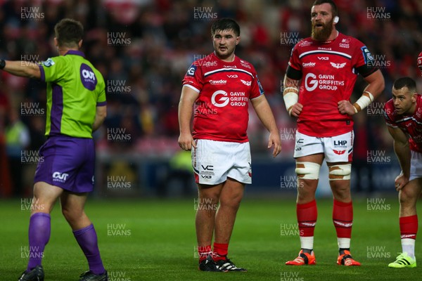 270925 - Scarlets v Munster - United Rugby Championship - Harry Thomas of Scarlets