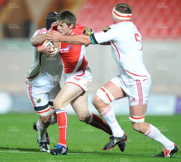 28.11.08 - Llanelli Scarlets v Munster - Magners League - Llanelli's Rhys Priestland is tackled by Denis Leamy and Mick O'Driscoll 