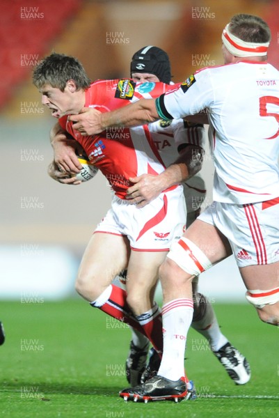 28.11.08 - Llanelli Scarlets v Munster - Magners League - Llanelli's Rhys Priestland is tackled by Denis Leamy and Mick O'Driscoll 