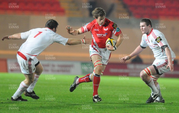 28.11.08 - Magners League Rugby -  Llanelli Scarlets v Munster Scarlets' Simon Easterby tries to get past Munster's Marcus Horan and Donncha Ryan 