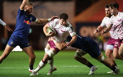 171026 Scarlets v Newcastle Red Bulls EPCR Challenge Cup - Fletcher Anderson of Scarlets takes on Chris Harris of Newcastle Red Bulls and Ollie Leatherbarrow of Newcastle Red Bulls