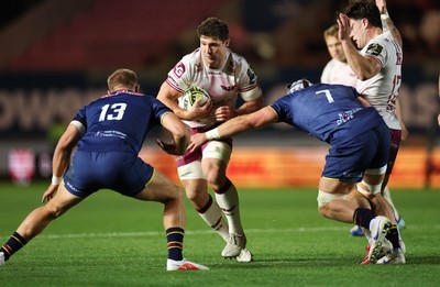 171026 Scarlets v Newcastle Red Bulls EPCR Challenge Cup - Fletcher Anderson of Scarlets takes on Chris Harris of Newcastle Red Bulls and Ollie Leatherbarrow of Newcastle Red Bulls
