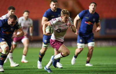 171026 Scarlets v Newcastle Red Bulls EPCR Challenge Cup - Sam Costelow of Scarlets races in to score try