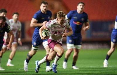 171026 Scarlets v Newcastle Red Bulls EPCR Challenge Cup - Sam Costelow of Scarlets races in to score try