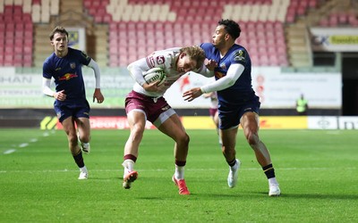 171026 Scarlets v Newcastle Red Bulls EPCR Challenge Cup - Ellis Mee of Scarlets is tackled by Brandon Jackson of Newcastle Red Bulls