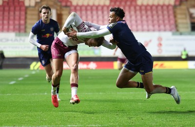 171026 Scarlets v Newcastle Red Bulls EPCR Challenge Cup - Ellis Mee of Scarlets is tackled by Brandon Jackson of Newcastle Red Bulls