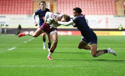 171026 Scarlets v Newcastle Red Bulls EPCR Challenge Cup - Ellis Mee of Scarlets is tackled by Brandon Jackson of Newcastle Red Bulls