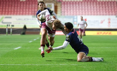 171026 Scarlets v Newcastle Red Bulls EPCR Challenge Cup - Ellis Mee of Scarlets is tackled by Brandon Jackson of Newcastle Red Bulls
