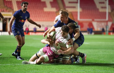 171026 Scarlets v Newcastle Red Bulls EPCR Challenge Cup - Fletcher Anderson of Scarlets powers over to score try