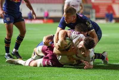 171026 Scarlets v Newcastle Red Bulls EPCR Challenge Cup - Fletcher Anderson of Scarlets powers over to score try