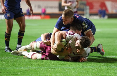 171026 Scarlets v Newcastle Red Bulls EPCR Challenge Cup - Fletcher Anderson of Scarlets powers over to score try