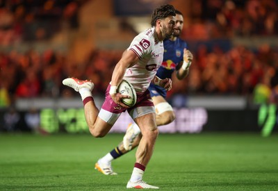 171026 Scarlets v Newcastle Red Bulls EPCR Challenge Cup - Johnny Williams of Scarlets dives in to score try