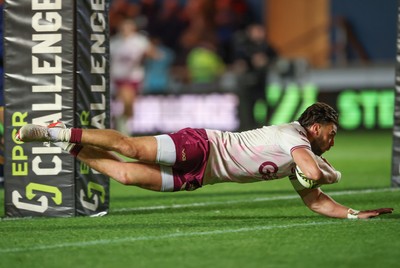 171026 Scarlets v Newcastle Red Bulls EPCR Challenge Cup - Johnny Williams of Scarlets dives in to score try