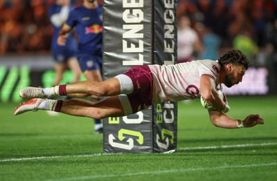 171026 Scarlets v Newcastle Red Bulls EPCR Challenge Cup - Johnny Williams of Scarlets dives in to score try