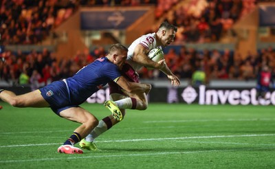 171026 Scarlets v Newcastle Red Bulls EPCR Challenge Cup - Gareth Davies of Scarlets races in to score try