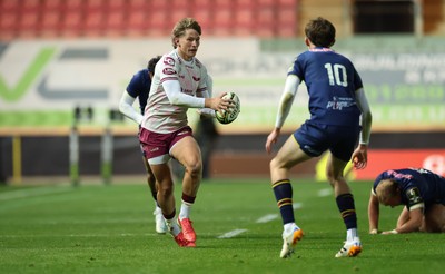 171026 Scarlets v Newcastle Red Bulls EPCR Challenge Cup - Ellis Mee of Scarlets takes on Jake Dalziel of Newcastle Red Bulls