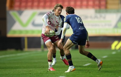 171026 Scarlets v Newcastle Red Bulls EPCR Challenge Cup - Ellis Mee of Scarlets takes on Jake Dalziel of Newcastle Red Bulls