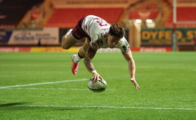 171026 Scarlets v Newcastle Red Bulls EPCR Challenge Cup - Joe Roberts of Scarlets dives over the line but the try is ruled out
