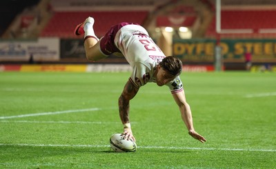 171026 Scarlets v Newcastle Red Bulls EPCR Challenge Cup - Joe Roberts of Scarlets dives over the line but the try is ruled out