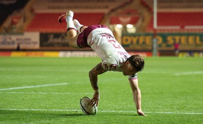 171026 Scarlets v Newcastle Red Bulls EPCR Challenge Cup - Joe Roberts of Scarlets dives over the line but the try is ruled out