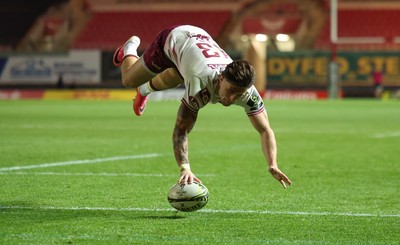 171026 Scarlets v Newcastle Red Bulls EPCR Challenge Cup - Joe Roberts of Scarlets dives over the line but the try is ruled out