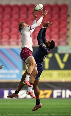 171026 Scarlets v Newcastle Red Bulls EPCR Challenge Cup - Ellis Mee of Scarlets and Obi Ene of Newcastle Red Bulls \compete for the ball