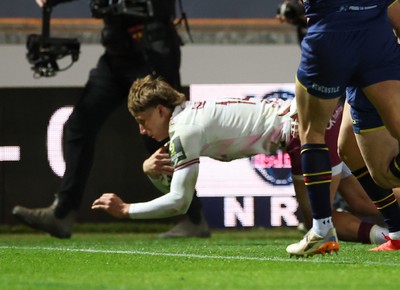 171026 Scarlets v Newcastle Red Bulls EPCR Challenge Cup - Ellis Mee of Scarlets dives in to score try