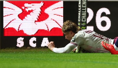 171026 Scarlets v Newcastle Red Bulls EPCR Challenge Cup - Ellis Mee of Scarlets dives in to score try