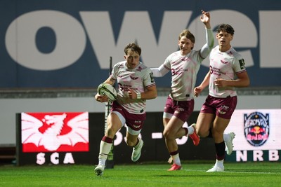 171026 Scarlets v Newcastle Red Bulls EPCR Challenge Cup - Macs Page of Scarlets races in to score try