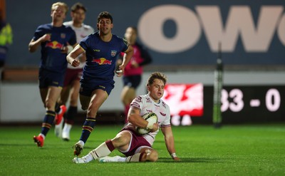 171026 Scarlets v Newcastle Red Bulls EPCR Challenge Cup - Macs Page of Scarlets races in to score try