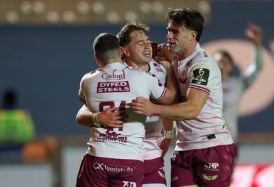 171026 Scarlets v Newcastle Red Bulls EPCR Challenge Cup - Macs Page of Scarlets celebrates after scoring try
