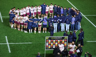 171026 Scarlets v Newcastle Red Bulls EPCR Challenge Cup - Scarlets huddle up as Player of the Match Ellis Mee of Scarlets is interviewed at the end of the match