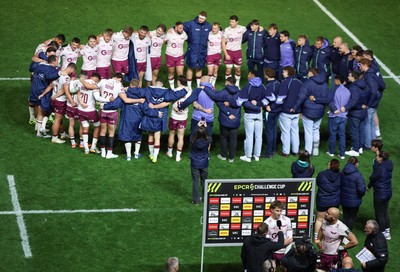 171026 Scarlets v Newcastle Red Bulls EPCR Challenge Cup - Scarlets huddle up as Player of the Match Ellis Mee of Scarlets is interviewed at the end of the match