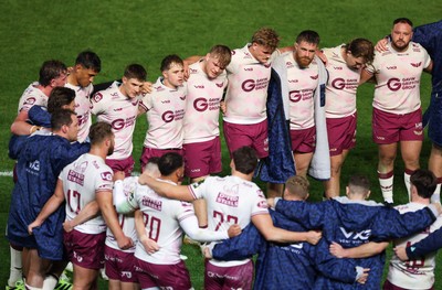 171026 Scarlets v Newcastle Red Bulls EPCR Challenge Cup - Scarlets huddle up at the end of the match