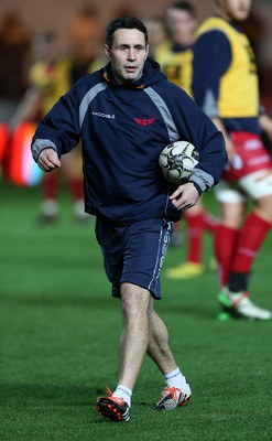 081016 - Scarlets v Newport Gwent Dragons - Guinness PRO12 - Scarlets Backs Coach Stephen Jones