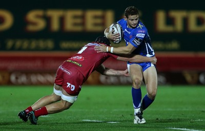 081016 - Scarlets v Newport Gwent Dragons - Guinness PRO12 - Hallam Amos of Newport Gwent Dragons is tackled by James Davies of Scarlets