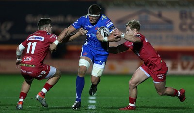 081016 - Scarlets v Newport Gwent Dragons - Guinness PRO12 - Ed Jackson of Newport Gwent Dragons is tackled by Steff Evans and Aled Davies of Scarlets