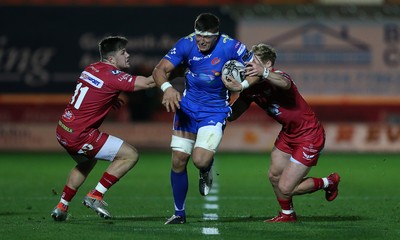 081016 - Scarlets v Newport Gwent Dragons - Guinness PRO12 - Ed Jackson of Newport Gwent Dragons is tackled by Steff Evans and Aled Davies of Scarlets