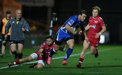 081016 - Scarlets v Newport Gwent Dragons - Guinness PRO12 - Pat Howard of Newport Gwent Dragons is tackled by Steff Evans of Scarlets