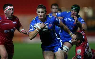 081016 - Scarlets v Newport Gwent Dragons - Guinness PRO12 - Hallam Amos of Newport Gwent Dragons charges towards the line for a try