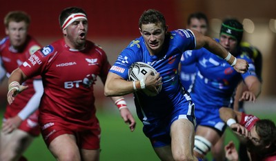 081016 - Scarlets v Newport Gwent Dragons - Guinness PRO12 - Hallam Amos of Newport Gwent Dragons charges towards the line for a try