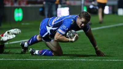 081016 - Scarlets v Newport Gwent Dragons - Guinness PRO12 - Hallam Amos of Newport Gwent Dragons scores a try