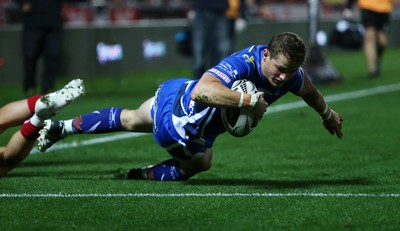 081016 - Scarlets v Newport Gwent Dragons - Guinness PRO12 - Hallam Amos of Newport Gwent Dragons scores a try