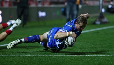 081016 - Scarlets v Newport Gwent Dragons - Guinness PRO12 - Hallam Amos of Newport Gwent Dragons scores a try