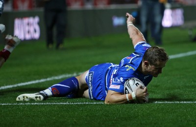 081016 - Scarlets v Newport Gwent Dragons - Guinness PRO12 - Hallam Amos of Newport Gwent Dragons scores a try