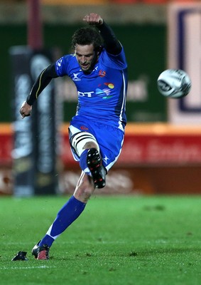 081016 - Scarlets v Newport Gwent Dragons - Guinness PRO12 - Nick Macleod of Newport Gwent Dragons kicks a penalty