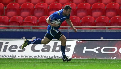 081016 - Scarlets v Newport Gwent Dragons - Guinness PRO12 - Adam Warren of Newport Gwent Dragons runs in to score a try