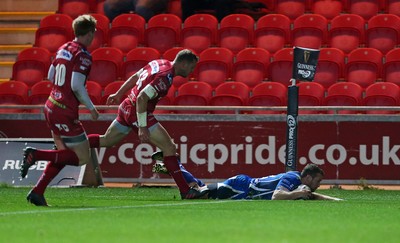 081016 - Scarlets v Newport Gwent Dragons - Guinness PRO12 - Adam Warren of Newport Gwent Dragons runs in to score a try