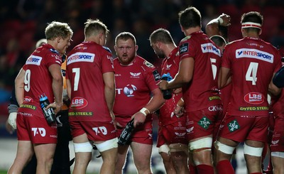 081016 - Scarlets v Newport Gwent Dragons - Guinness PRO12 - Dejected Samson Lee of Scarlets and team mates