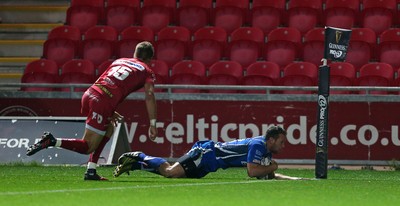 081016 - Scarlets v Newport Gwent Dragons - Guinness PRO12 - Adam Warren of Newport Gwent Dragons scores his second try